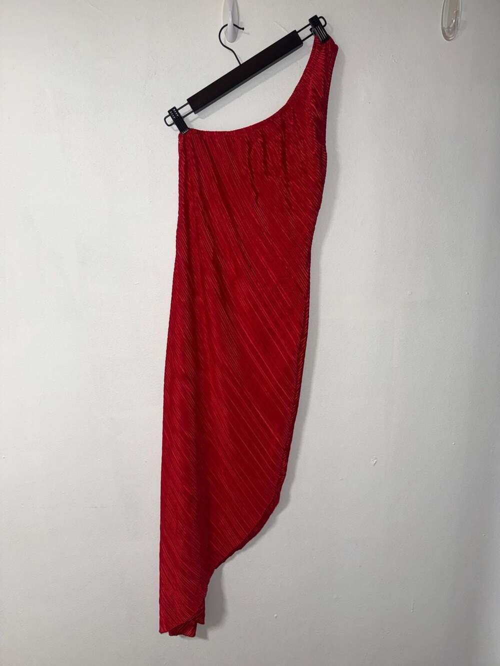 Kirious Los Angeles Red Pleated One-Shoulder Asymmetrical Midi Dress
